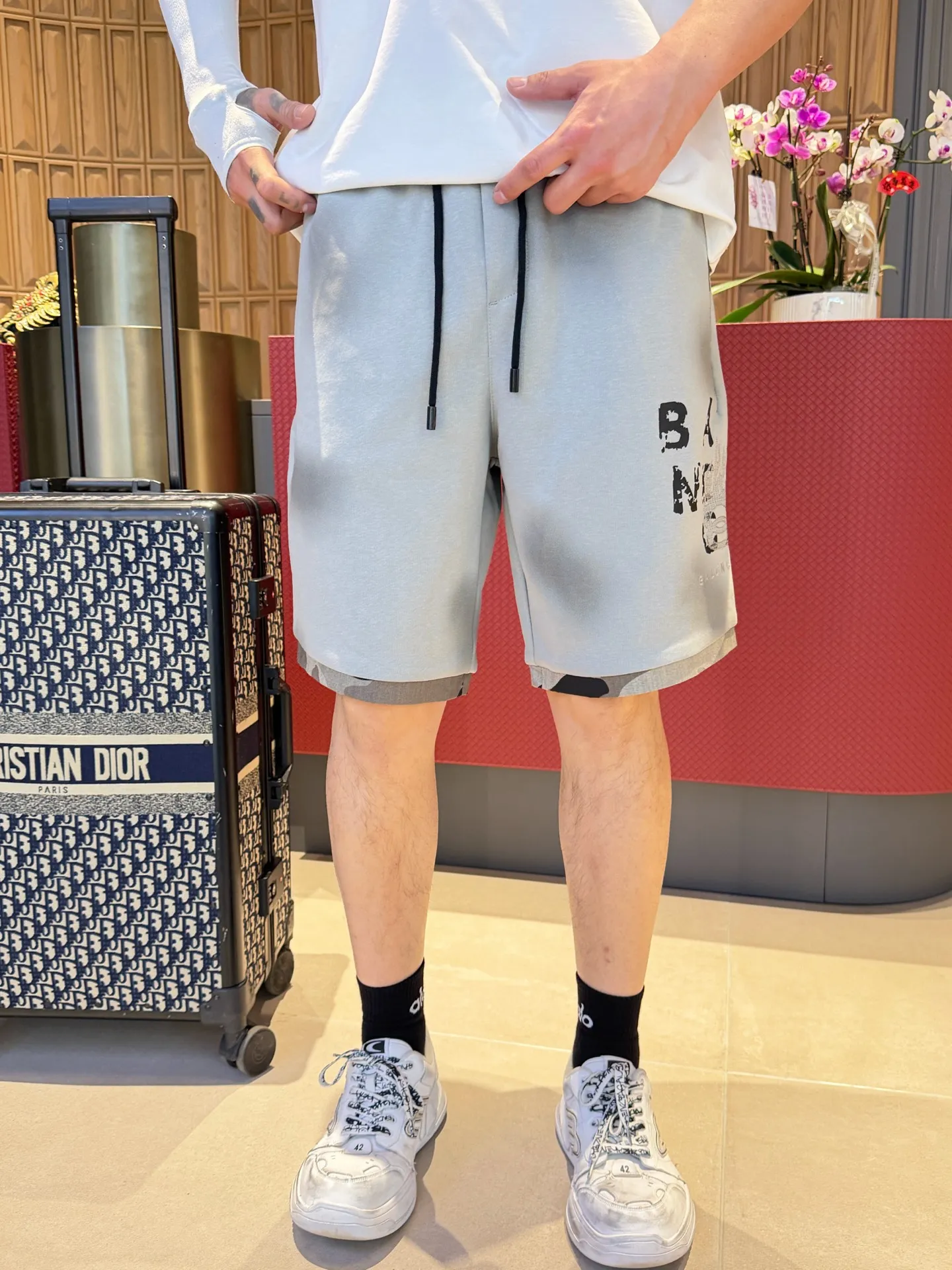 Balenciaga's three-standard complete 2026 summer New Arrival men's casual shorts, advanced custom-made Breathable fabric, Breathable fabric, extremely stretchy and comfortable, impeccable details, top-grade accessories, original logo design concept, delicate and soft feel! The upper body fit is awesome! Size: M-XXXL Please state your height and weight when ordering